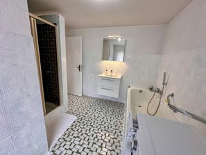 Haartrockner, Handtücher, Seife, Shampoo