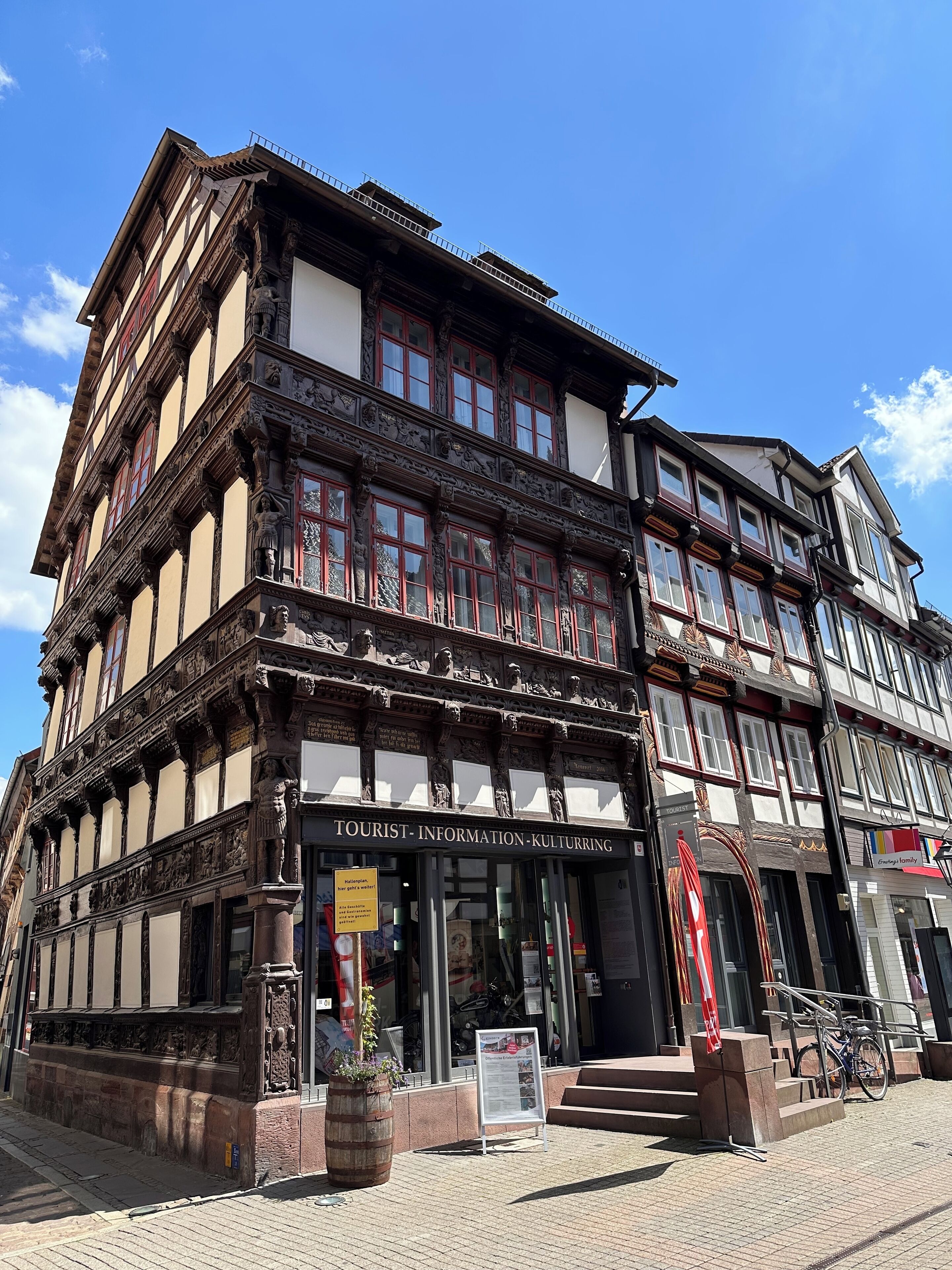 Ein historisches Gebäude mit einem Schild mit der Aufschrift 'Tourist Information - Kulturtrug'.