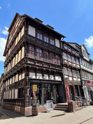 Un bâtiment historique portant une enseigne indiquant « Office de tourisme – Kulturtrug ».