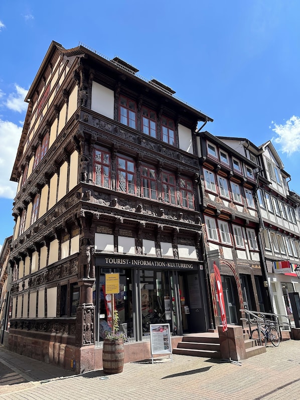 Ein historisches Gebäude mit einem Schild mit der Aufschrift 'Tourist Information - Kulturtrug'.