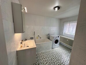 Hårtork, handdukar, tvål och schampo