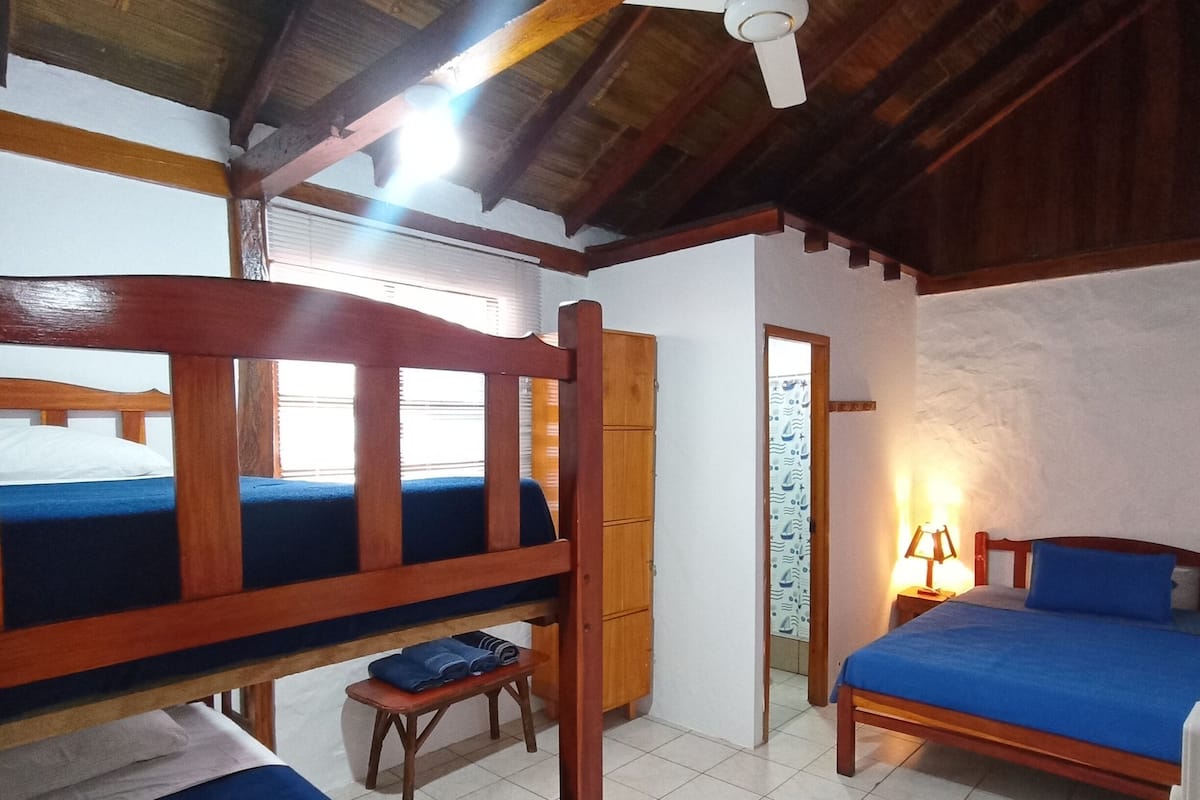 Habitación cuádruple clásica | Wifi gratis y ropa de cama