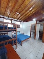 Quarto quádruplo luxo, 1 quarto | Wi-Fi de cortesia, roupa de cama