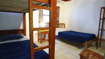 Una camera del dormitorio con letti a castello, una scrivania e una sedia.
