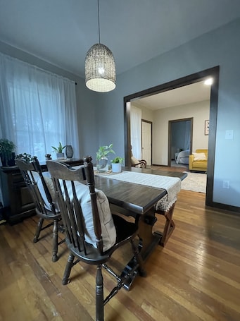 2 bedrooms, WiFi, bed sheets. Cozy 2 bedroom house. 1 mile from i77, in Beckley West Virginia.