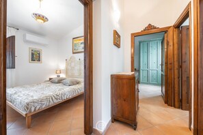 3 bedrooms, travel crib, WiFi, bed sheets