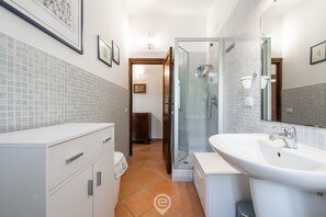 Een douche, een haardroger, een bidet, handdoeken