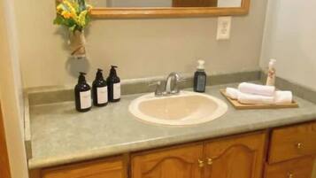 Tina de hidromasaje, secadora de cabello, toallas, jabón