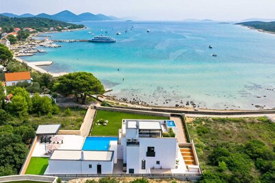 Villa Seabreeze Haven - seaside villa with a tennis court, 120 m2 pool, jacuzzi and tranquility by MyWaycation