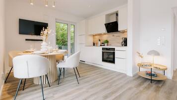 Réfrigérateur, four à micro-ondes, un four, surface de cuisson