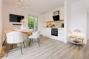 Frigorífico, microondas, horno y placa de cocina