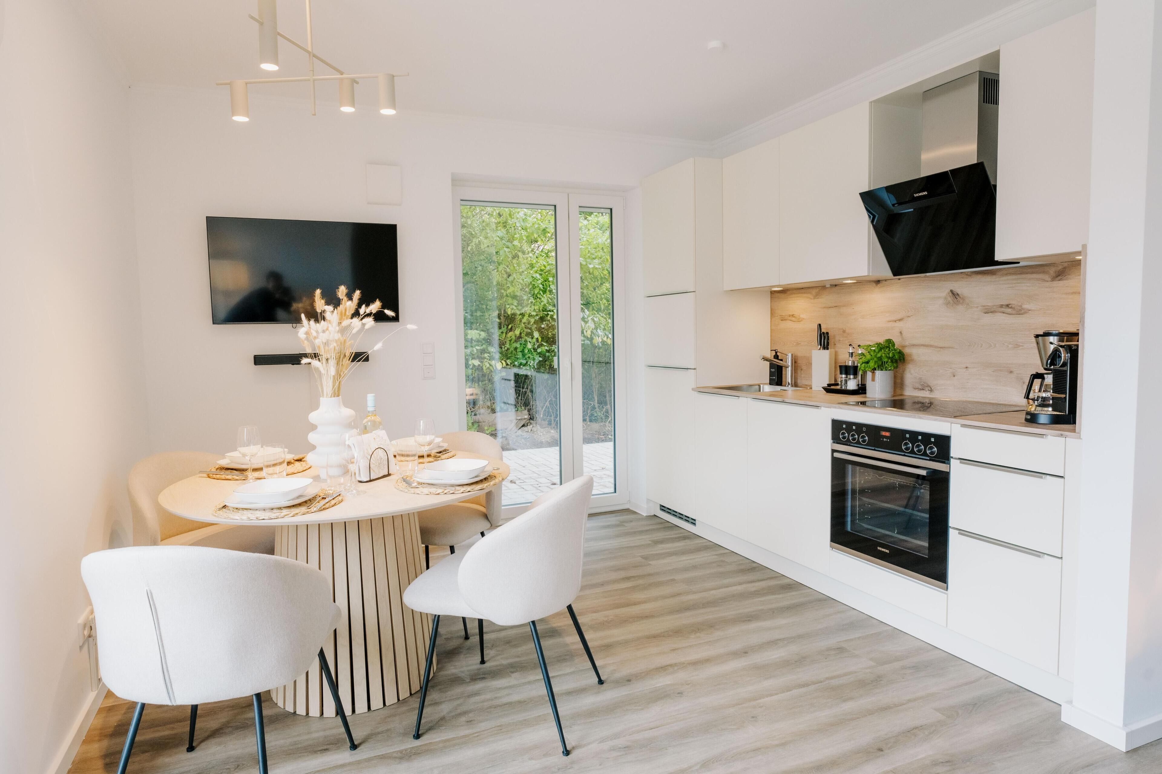 Réfrigérateur, four à micro-ondes, un four, surface de cuisson