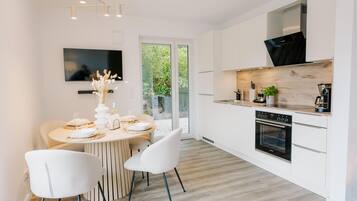 Réfrigérateur, four à micro-ondes, un four, surface de cuisson