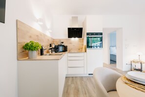 Kühlschrank, Mikrowelle, Ofen, Herdplatte
