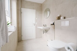 Shower, hair dryer, towels - de See - Suite 1 Direkte Deichlage (Greetsiel)