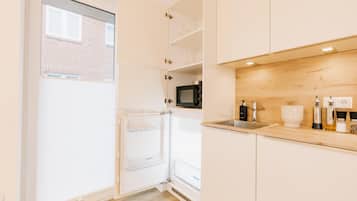 Coffee/tea maker, fridge, microwave, oven