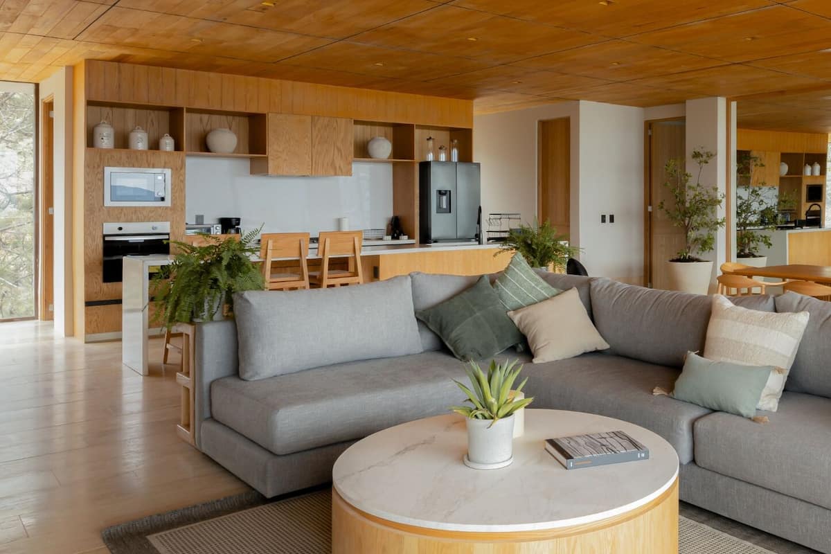 Casa Deluxe | Area soggiorno | TV a schermo piatto 50 pollici con canali via cavo