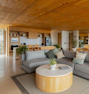 豪華獨棟房屋 | 起居區 | 50-吋平面電視，提供有線頻道