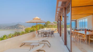 Superior House | Terrace/patio