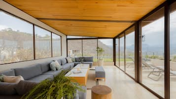 Superior huis | Woonruimte | Een 50-inch flatscreentelevisie met kabelzenders