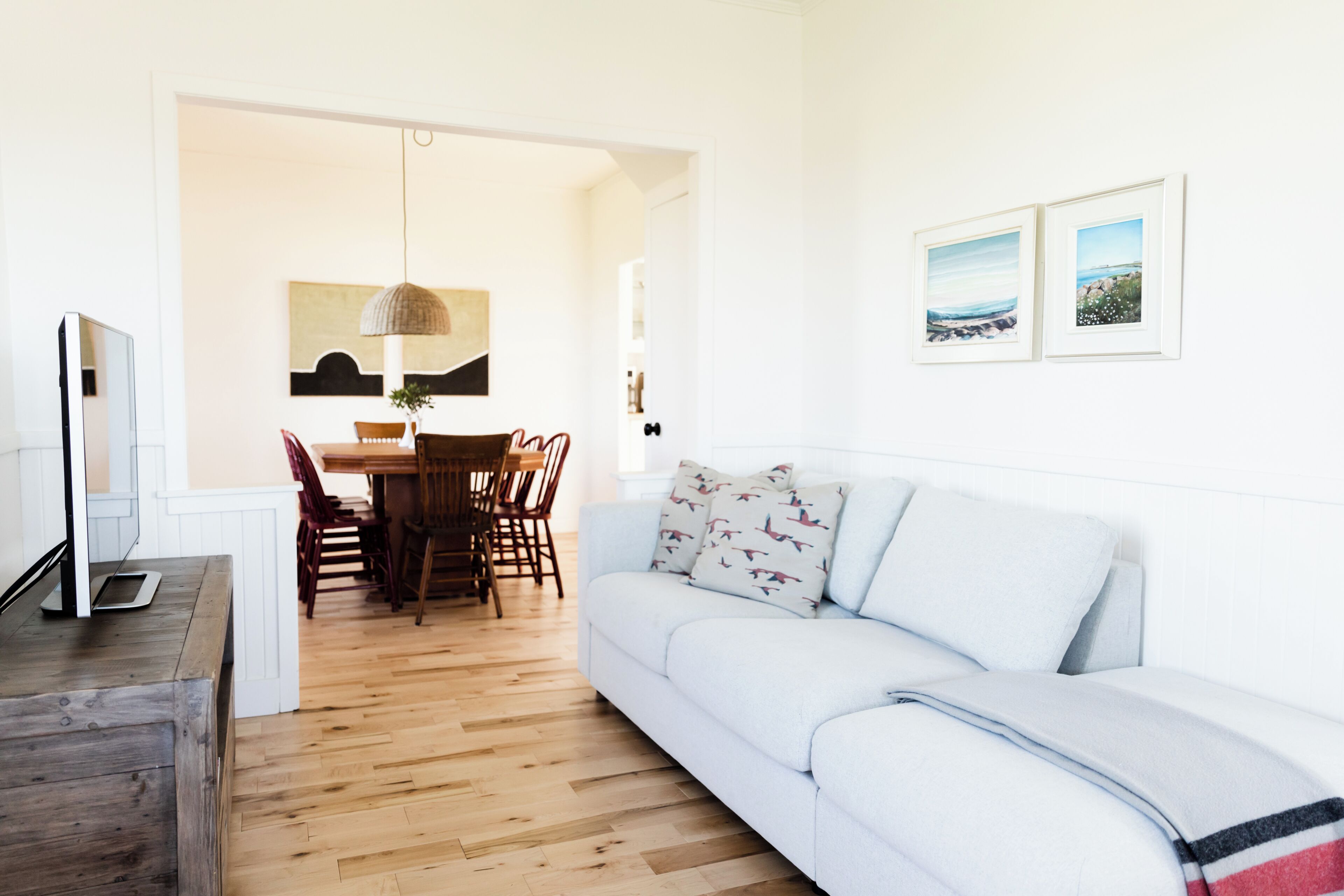 Smart-tv, dvd-afspiller, bøger, stereoanlæg