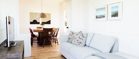 Smart-tv, dvd-afspiller, bøger, stereoanlæg