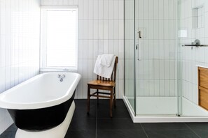 Dusche, Haartrockner, Handtücher