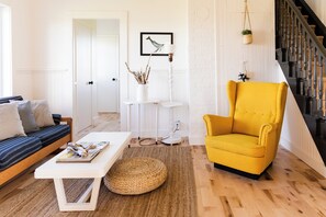 Smart-TV, DVD-Player, Bücher, Stereoanlage