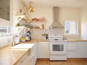 Fridge, microwave, oven, stovetop - Fully renovated house with ocean and sunset views (Bassin)