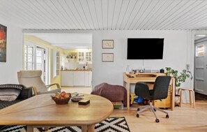 Smart TV - 2 bedroom amazing home in øster ulslev (Øster Ulslev)