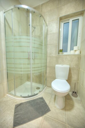 Dusche, Haartrockner, Handtücher