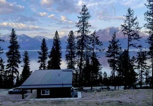 Kootenay Lake & Mountain Luxury Cabin. Stunning Views! Private Beach! Sleeps 2-6