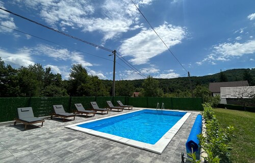 4 bedroom nice home in Smoljanac