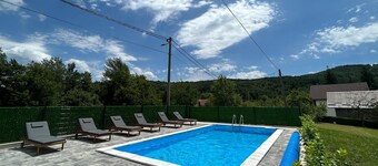 4 bedroom nice home in Smoljanac