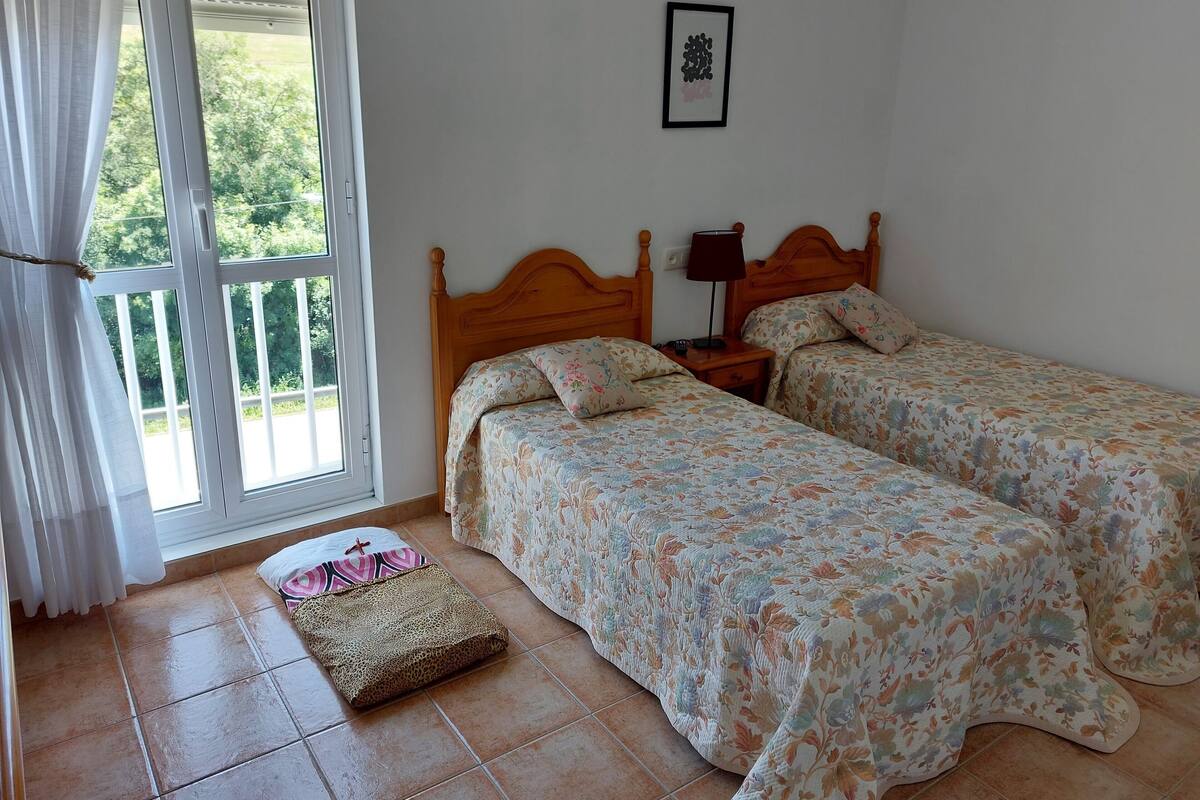 Basic Twin Room | Free WiFi, bed sheets
