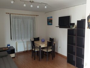Apartment, Sea View | Living area | 24-inch TV with digital channels - Hotel Villanueva San Jorge de Heres (Gozon)