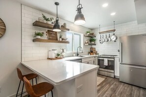 Een koelkast, een oven, een kookplaat, een vaatwasser