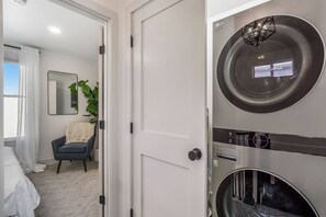 2 slaapkamers, een strijkplank/strijkijzer, reisbedje, wifi