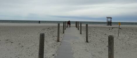Sun-loungers, beach towels