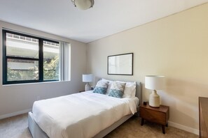 2 bedrooms, iron/ironing board, WiFi, bed sheets - Luxe Old Town 2BR w/ Rooftop Deck & Gym, nr Green Space, by Blueground (Portland)