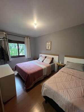 2 makuuhuonetta, silitysrauta/-lauta, ilmainen Wi-Fi, vuodevaatteet