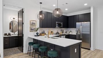 Réfrigérateur, micro-ondes, four, plaque de cuisson