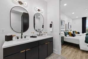 2 bedrooms, WiFi, bed sheets - NEW! Bluegrass Bliss 5min->Broadway! Modern 2BR (Nashville)