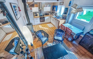 Fridge, microwave, dishwasher, cookware/dishes/utensils