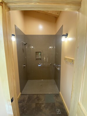 Douche, serviettes fournies, papier toilette