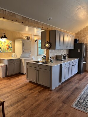 Kylskåp, mikrovågsugn, ugn och spishäll