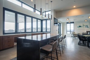 Dining - Superb South Lake Union Studio w/ Rooftop, nr Dining, by Blueground (Seattle)