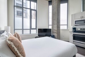 Tabla de planchar con plancha, wifi y ropa de cama 