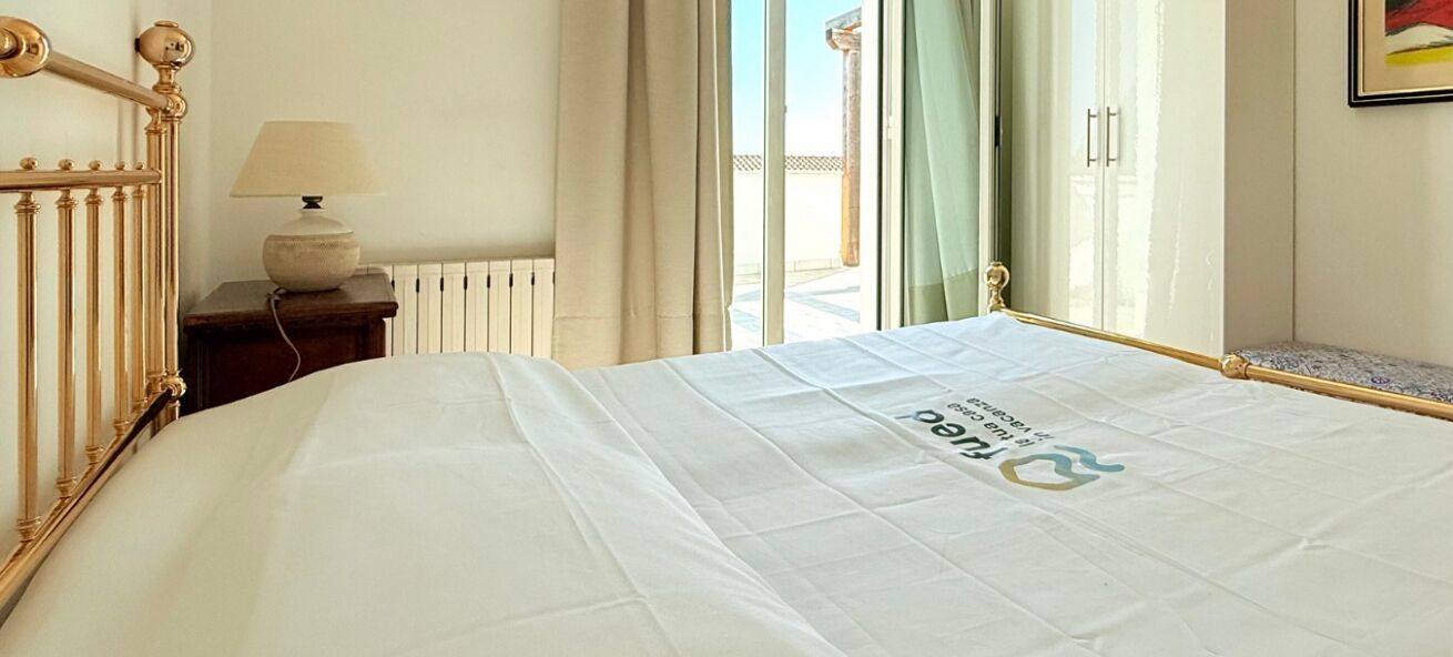 4 bedrooms, bed sheets