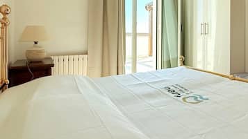 4 bedrooms, bed sheets